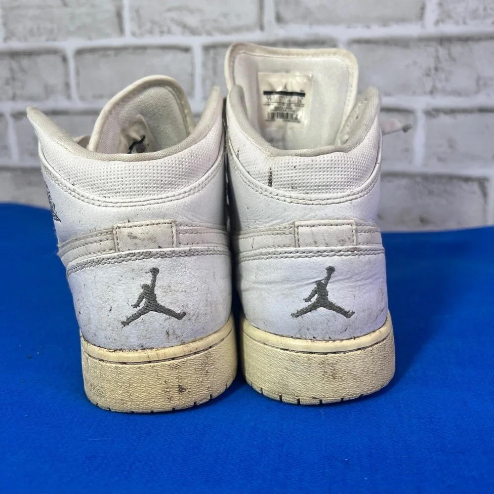 |•NIKE•| Pre-loved White High Tops Size 7Y